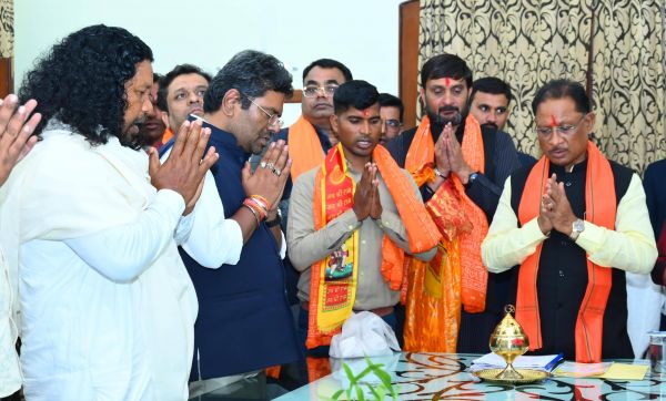 सांप्रदायिकता की मिसाल... अयोध्या से रायपुर लाई गई पवित्र ज्योति कलश... दर्शन हेतु रखा गया राम मंदिर में