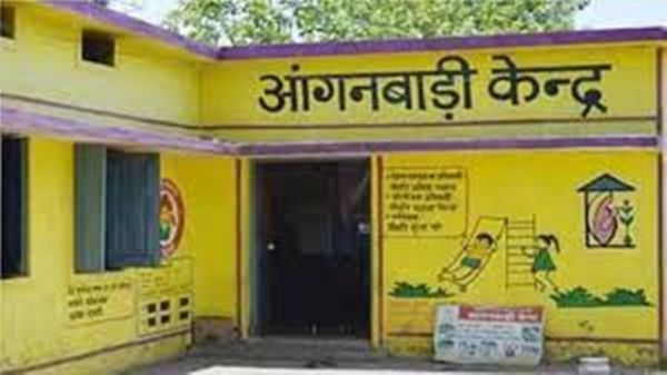 कामकाजी महिलाओं के बच्चों की देखभाल के लिए आंगनबाड़ी केन्द्र में अब झूलाघर
