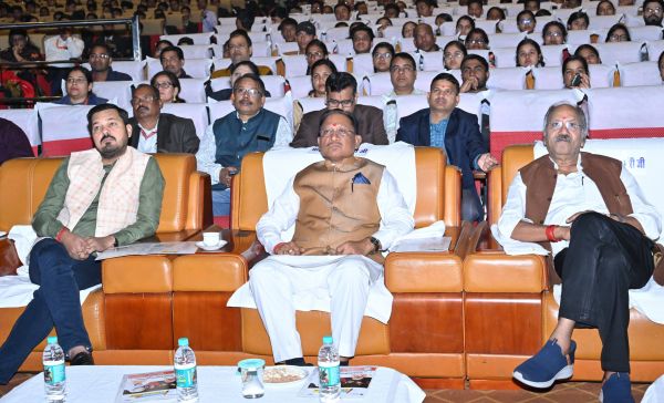 Pariksha Pe Charcha 2024: PM मोदी ने सुकमा की छात्रा उमेश्वरी को बिठाया अपने पास