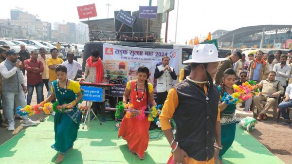 नुक्कड़ नाटक के जरिए लोगों को यातायात नियमों के प्रति जागरूक कर रही पुलिस