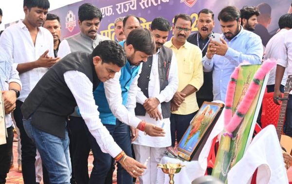 चार दिवसीय राज्य स्तरीय फुटबाल प्रतियोगिता का शुभारंभ... 16 टीमें ले रहीं हिस्सा