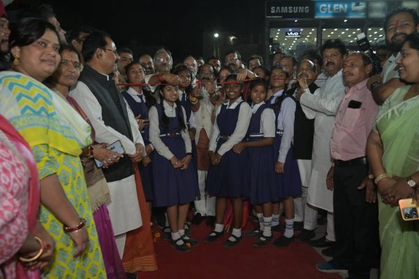 &lsquo;स्वामी विवेकानंद सरोवर-बूढ़ातालाब पथ&rsquo; का लोकार्पण... स्कूली छात्राओं को मिली राहत