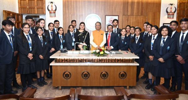 एकेडमिक वर्ल्ड स्कूल के बच्चों से की देखी विधानसभा की कार्रवाई...  मुख्यमंत्री विष्णु देव साय ने की बच्चों से चर्चा