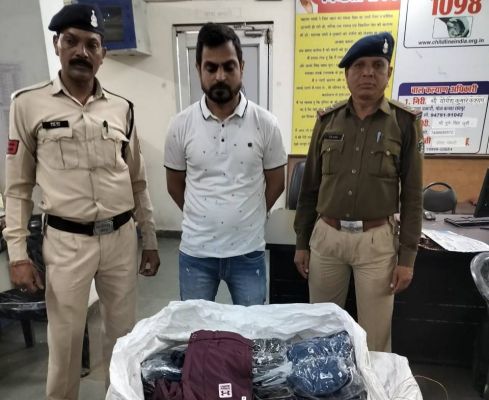 अंडर आर्मर कंपनी के नकली ट्रैक पैंट की बिक्री करने वाला दुकानदार गिरफ्तार