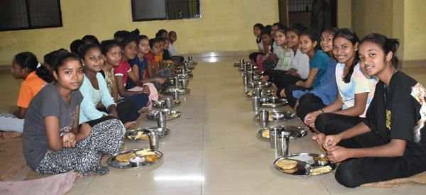 बच्चों ने उत्साह के साथ लिया न्योता भोज का आनंद... 86 छात्रावासों में हुआ आयोजन