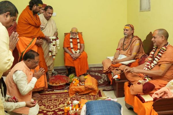 शंकराचार्य अविमुक्तेश्वरानंद सरस्वती और स्वामी सदानंद सरस्वती का आशीर्वाद लेने बोरियाकला आश्रम पहुंचे मुख्यमंत्री