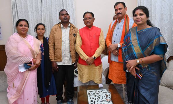 लड़खड़ाती आवाज़ में जवान नरेंद्र ने बयां की शौर्य की दास्तां....  सुनकर भावुक हुए मुख्यमंत्री