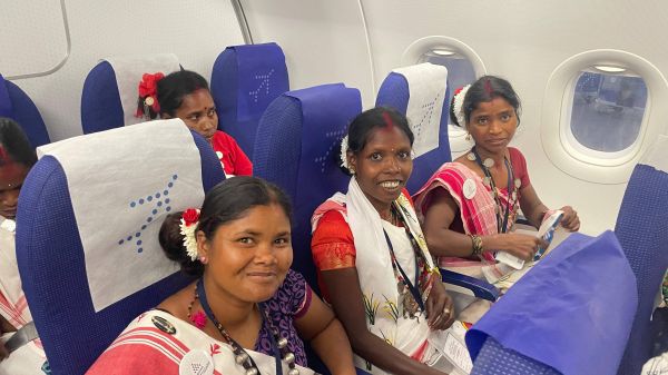 हवाईजहाज से दिल्ली रवाना हुईं विशेष पिछड़ी जनजाति की महिला स्व सहायता की दीदियां, राष्ट्रपति से करेंगी मुलाकात