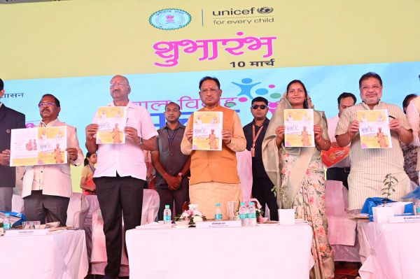  मोबाइल में रह रहकर बैलेंस चेक करती रहीं महिलाएं.... कईयों को घंटों बाद आया मैसेज