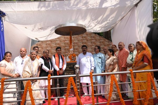  मंत्री टंकराम सहित विधायक मिश्रा ने स्वतंत्रता संग्राम सेनानी वर्मा की प्रतिमा का किया अनावरण