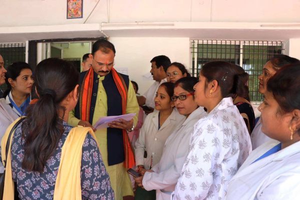 स्वास्थ्य मंत्री ने संविदा कर्मियों को किया आश्वस्त.... मिलेगी 27 फीसदी वेतन वृद्धि 
