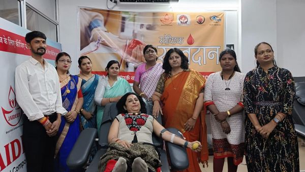 महिला रक्तदाताएं रक्तदान वीरा सम्मान से सम्मानित... थैलेसिमिया के मरीजों को किया रक्तदान