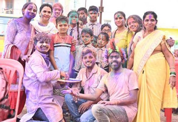 दिव्यांग बच्चों के साथ वृद्धजनों ने खेली होली.... लोग हुए भाव-विभोर