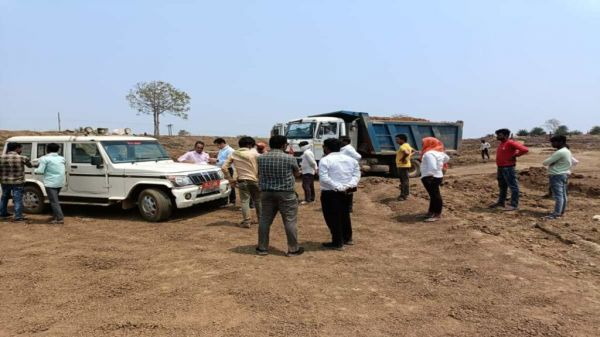 राजधानी की सीमा में धड़ल्ले से चल रहा मुरम का अवैध उत्खनन...  राजस्व अमले ने की छापामार कार्रवाई