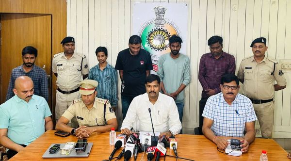 चलती चारपहिया में लगा ऱहे थे आईपीएल के दौरान आनलाइन सट्टा... पुलिस ने चार को किया गिरफ्तार