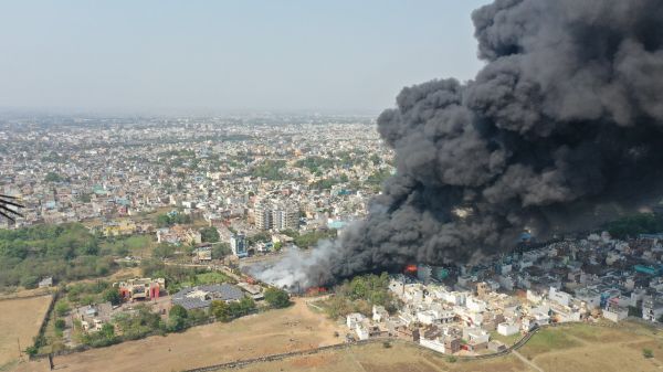 आगजनी की ड़्रोन सी ली गई तस्वीर वायरल... नजारा देख मुंह से निकलेगा बार रे....