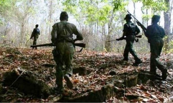 पुलिस-नक्सली मुठभेड़, 1 शव समेत हथियार बरामद....सर्चिंग जारी