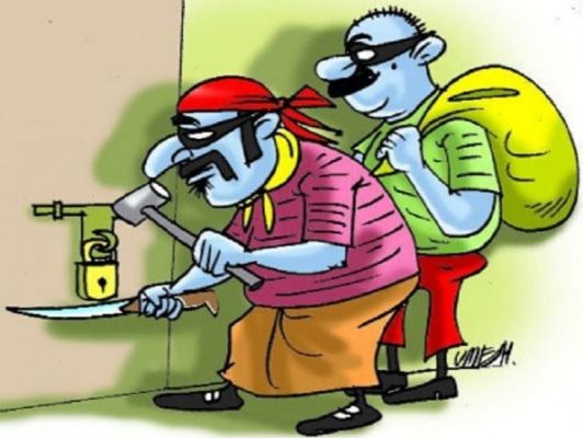 नेवी अफसर परिवार के साथ गया था बनारस... सूने मकान में चोरों ने की सेंधमारी