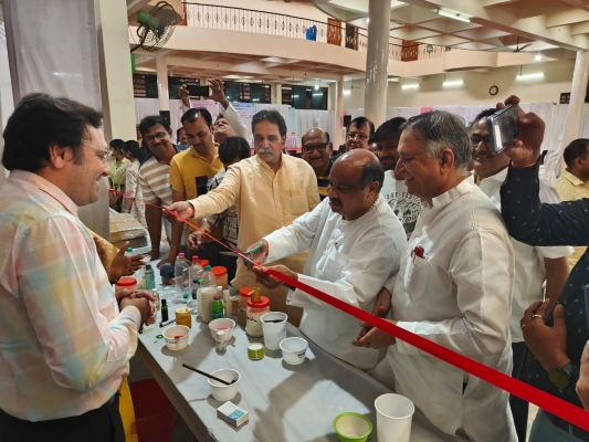 स्किल डेवलपमेंट शिविर में महिलाओं ने सीखा हर्बल लिपिस्टिक और कपड़े के बैग बनाना