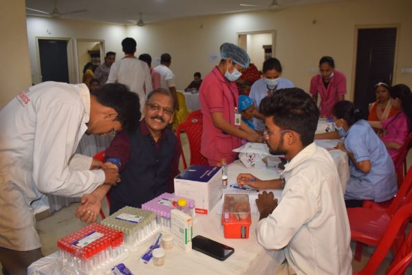 जैन श्रीसंघ के मेडिकल कैंप में बड़ी संख्या में पहुंच लोगों ने कराई स्वास्थ्य जांच