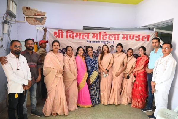 विमल महिला मंडल भैरव सोसाइटी ने रायपुर प्रेस क्लब को किया नया वाटर कूलर भेंट