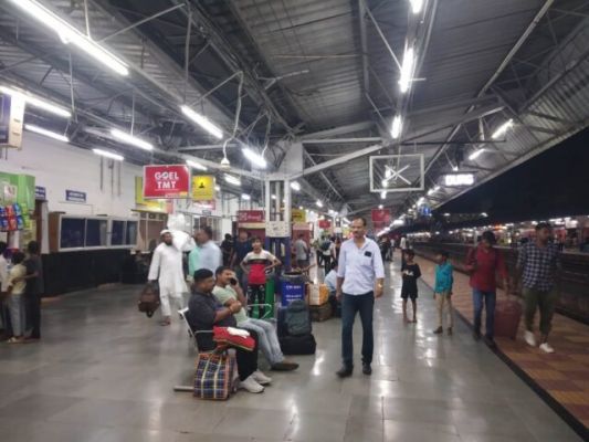 यात्रियों को कंफर्म बर्थ की सुविधा उपलब्ध कराने हेतु, अतिरिक्त ट्रेनों का परिचालन