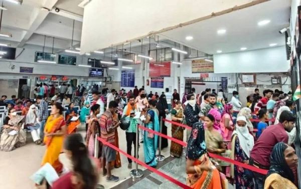 गर्मी की सर्दी-जुकाम से अस्पतालों में लग रही भीड़... अस्पतालों में भीड़