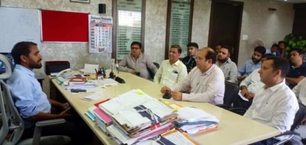 मुंबई की घटना से सबक, रायपुर नगर निगम के आयुक्त ने ली विज्ञापन एजेंसियों और नगर निगम के अधिकारियों की बैठक