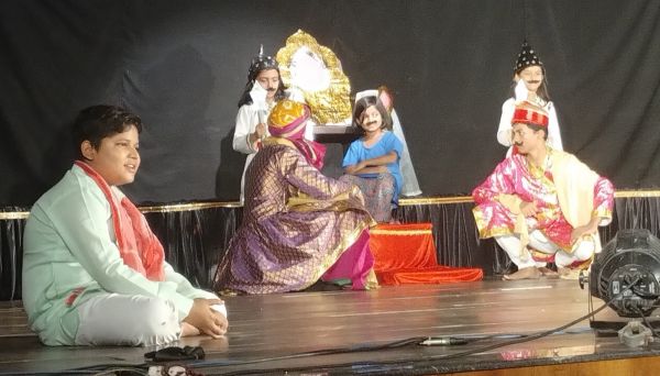 बच्चों ने किया &lsquo;अंधेर नगरी चौपट राजा&rsquo; को जीवंत.... अहिल्या बाई की दूरदर्शिता मंच पर आई नजर