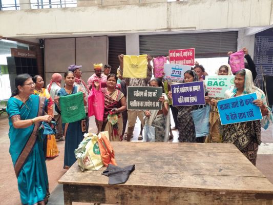 स्मार्ट सिटी की ब्रांड एंबेसडर ने स्वच्छता कर्मियों को बांटे कपड़े के थैले