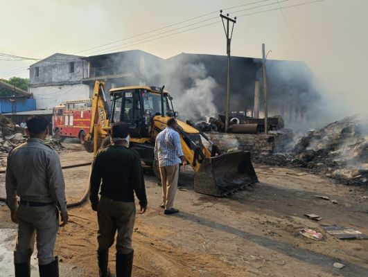 मंदिर हसौद स्थित अजवा पेपर फैक्टी में लगी भीषण आग.... लगभग 15 से 17 टन कागज जलकर खाक