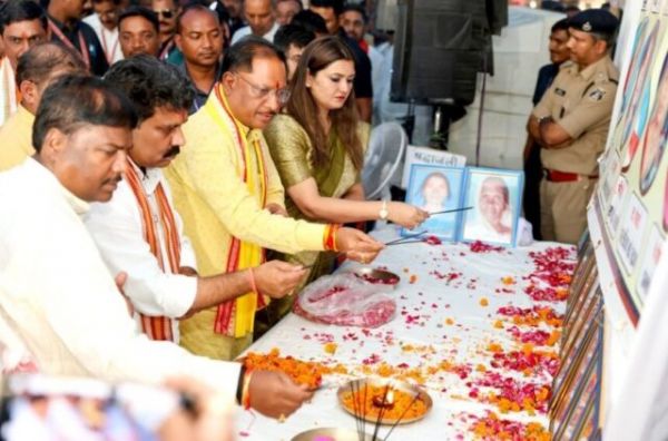 मुख्यमंत्री ने कवर्धा पिकअप हादसे के पीड़ित परिवारों से की मुलाकात,कहा - सरकार आपके साथ खड़ी है
