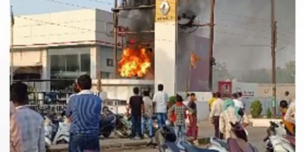 रायपुर के रिंग रोड 1 नंबर के रेनॉल्ट शोरूम में पास लगी भीषण आग