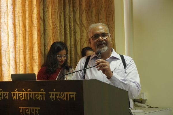  एनआईटी रायपुर में भारत की विदेश नीतियों पर किया गया वार्ता सत्र का आयोजन