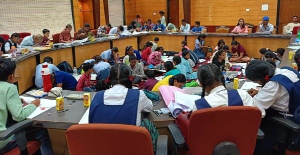 पर्यावरण मण्डल की पोस्टर प्रतियोगिता में दिव्यांग श्रेणी में कु. आसिया बानो प्रथम और गौकरण पटेल रहे  द्वितीय 