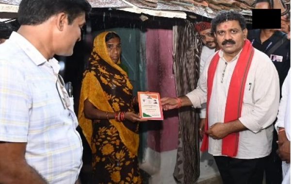 हितग्राहियों को सौंपा राशन कार्ड : बारिश में भींगते हुए उपमुख्यमंत्री विजय शर्मा