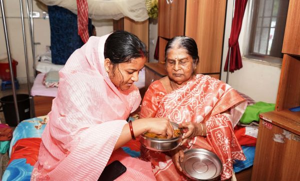 वृद्धाश्रम पहुंची मंत्री लक्ष्मी राजवाड़े.... वृद्ध माताओं को अपने हाथों से कराया भोजन