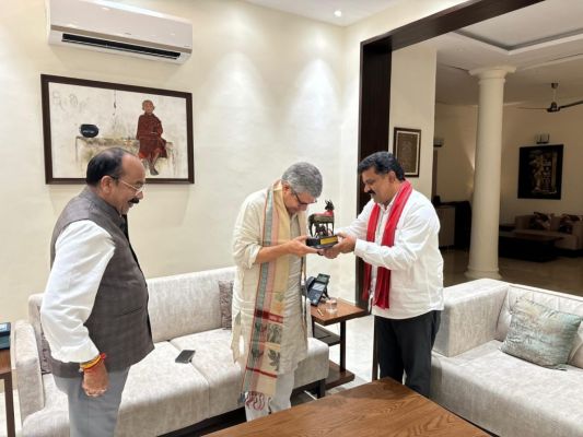 प्रदेश में चल रही रेल परियोजनाओं पर की चर्चा : डिप्टी सीएम साव और शर्मा ने रेल मंत्री अश्विनी वैष्णव से की मुलाकात