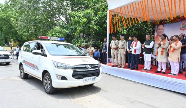 मुख्यमंत्री विष्णु देव साय ने 15 नवीन इंटरसेप्टर वाहनों को दिखाई हरी झंडी