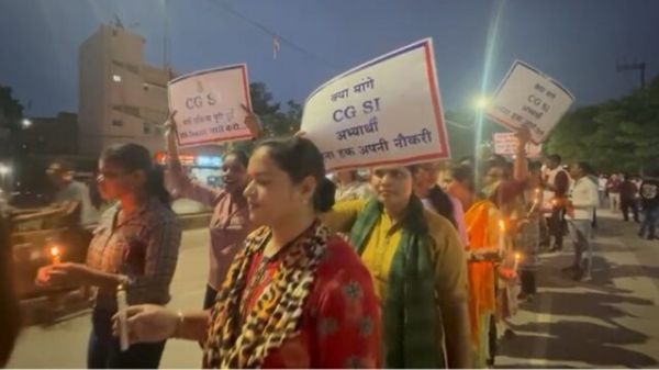 सरकार का ध्यान आकर्षण करने के लिए कैंडल मार्च : SI परीक्षा अभ्यर्थी सड़क पर उतरे