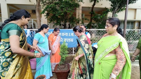 इको क्लब और गर्ल्स गाइड ने रोपे पौधे... लिया सुरक्षा का संकल्प