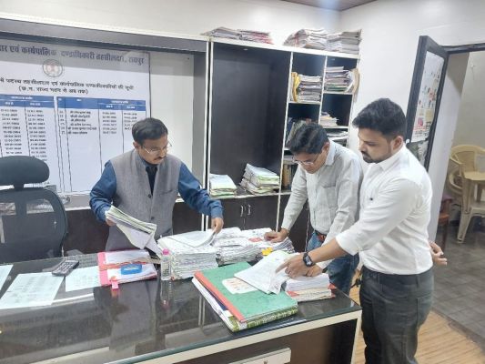 संभागायुक्त महादेव कावरे अचानक पहुंचे एसडीएम और तहसील कार्यालय : जांचे रिकार्ड