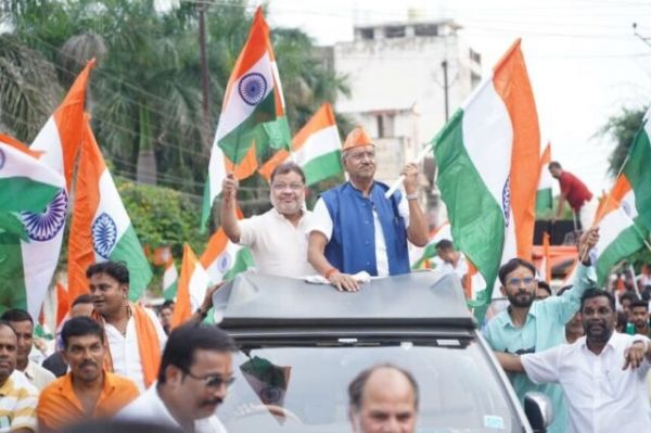 रायपुर सांसद बृजमोहन अग्रवाल ने निकाली &ldquo;हर घर तिरंगा&rdquo; यात्रा : आम जन से हर घर तिरंगा फहराने अपील की