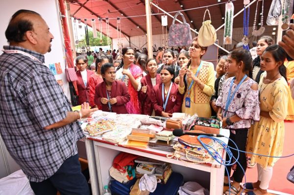 दिव्यांग उद्यमियों के सामर्थ्य को सशक्त करता एक मंच : दिव्य कला मेला 