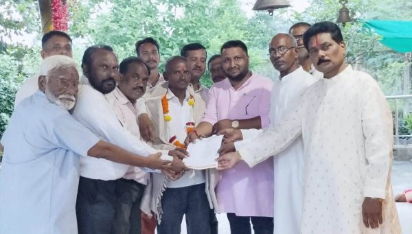 हथबंध चौक में शिवाजी की प्रतिमा स्थापना और चौक के नामकरण को लेकर सरपंच से मिला मराठा समाज