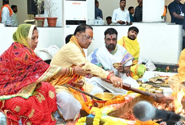 मुख्यमंत्री विष्णु देव साय ने विधि विधान के साथ पूजा अर्चना कर नवा रायपुर स्थित नए मुख्यमंत्री निवास में गृहप्रवेश किया