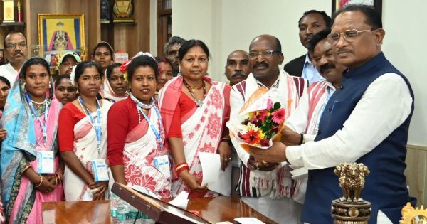 जशपुर से राजधानी पहुंचे मुंडारी नर्तक दल के कलाकारों ने मुख्यमंत्री से की मुलाकात