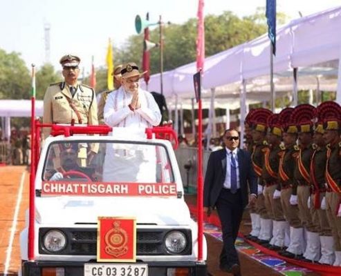 केन्द्रीय गृह एवं सहकारिता मंत्री अमित शाह ने आज : रायपुर में छत्तीसगढ़ पुलिस को 'प्रेसिडेंट कलर' प्रदान किया
