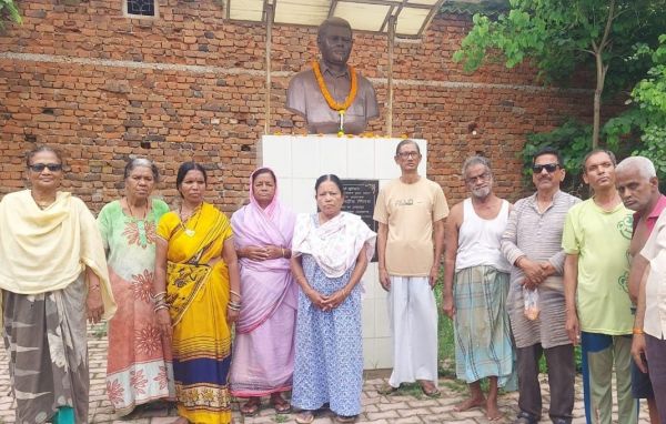कुलदीप निगम की  पुण्य तिथि  वृद्धाश्रम ,बालगृह में फल वितरण       
