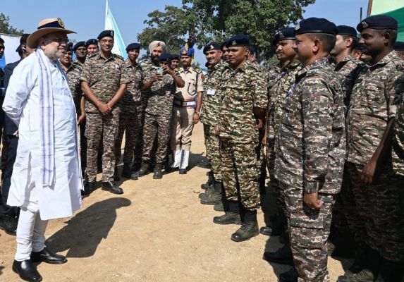 नक्सल मोर्चे पर तैनात जवानों के बीच पहुंचे : केन्द्रीय गृह मंत्री अमित शाह